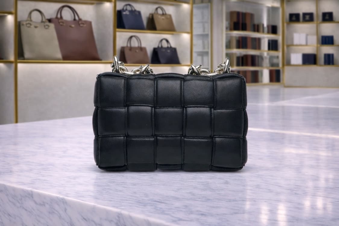 [A급] 보테가베네타 패딩 체인 카세트백 블랙 판매합니다!!! 상품이미지2