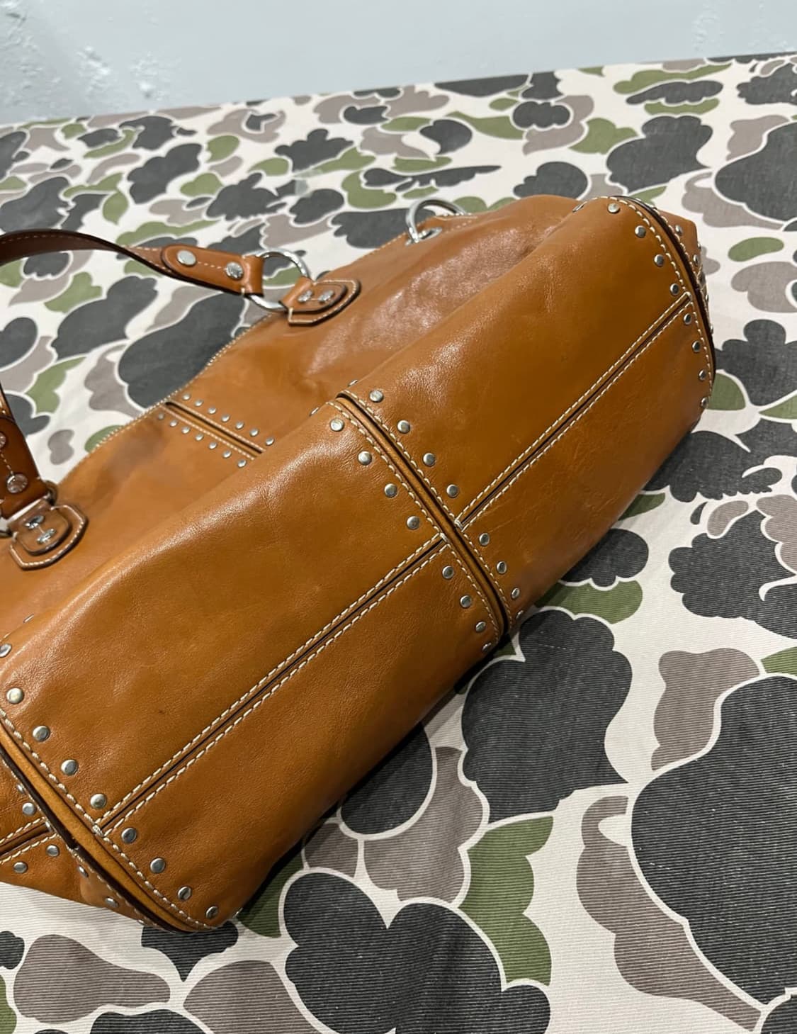 마이클코어스 소가죽 레더백 상품이미지3