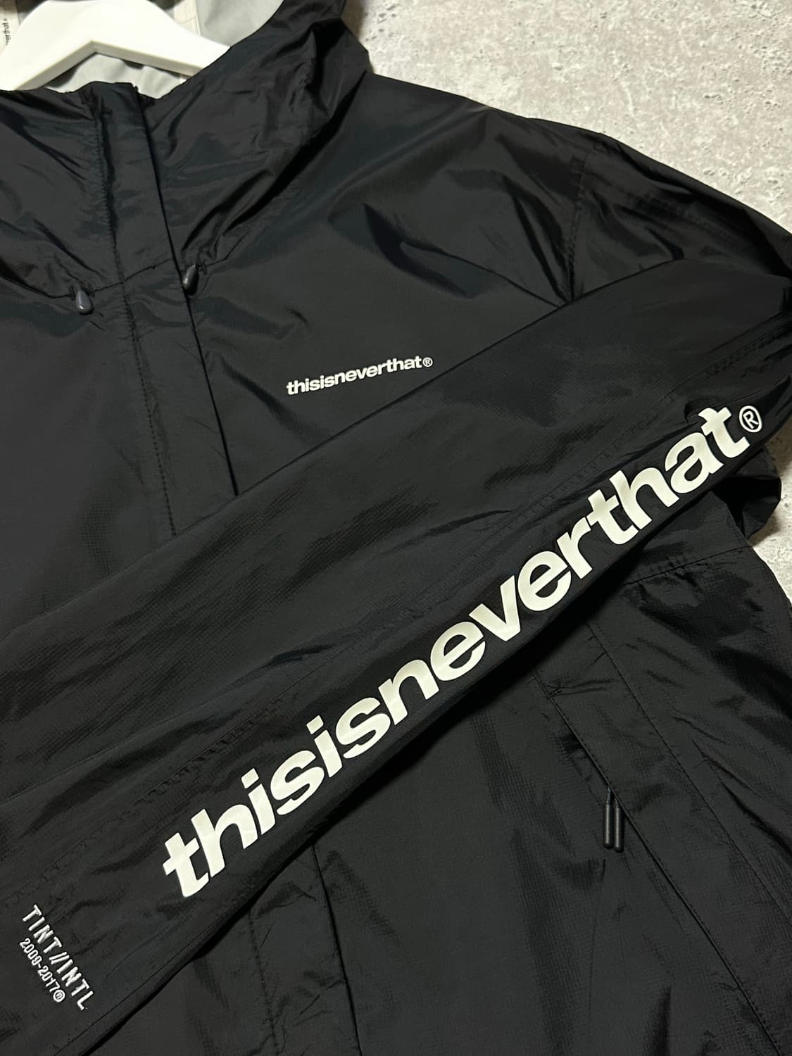 디스이즈네버댓 사이드로고 블랙 바람막이 상품이미지3