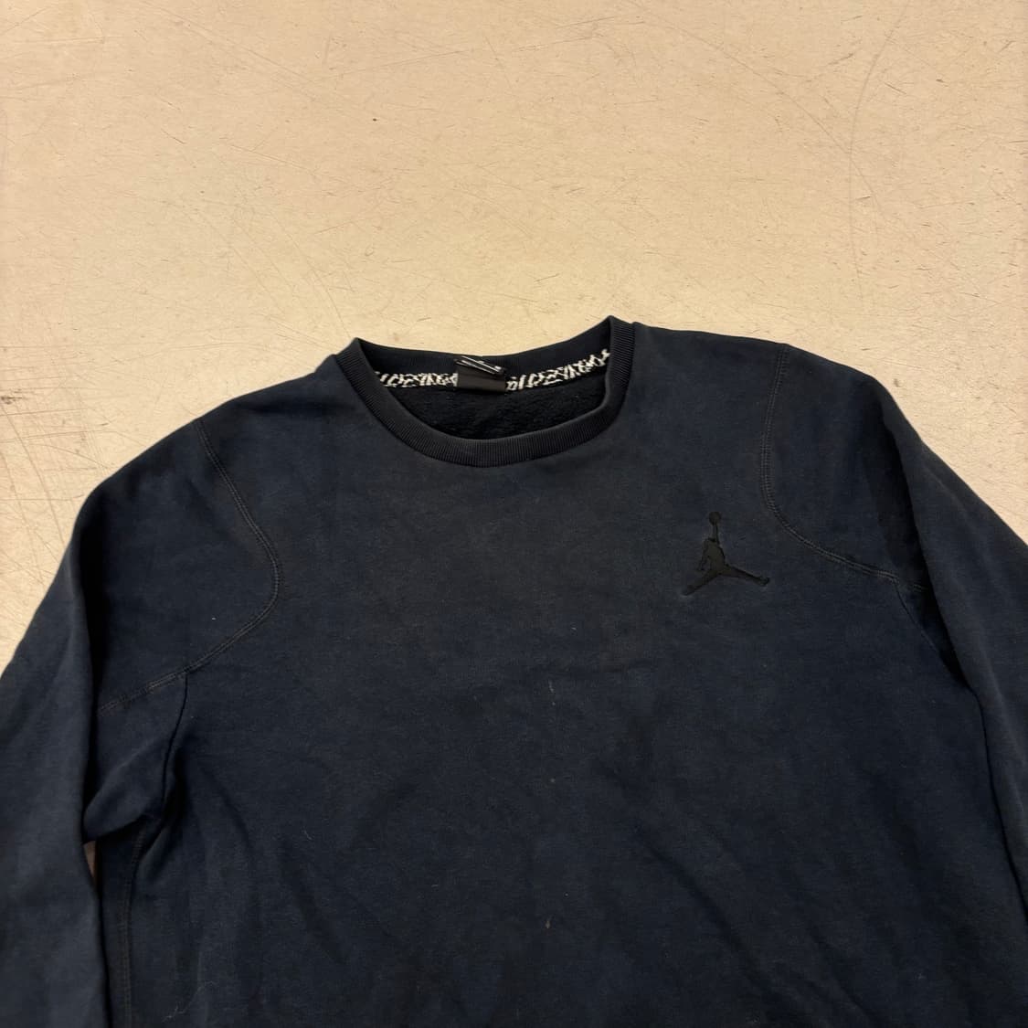 조던 스몰로고 블랙 맨투맨 상품이미지2