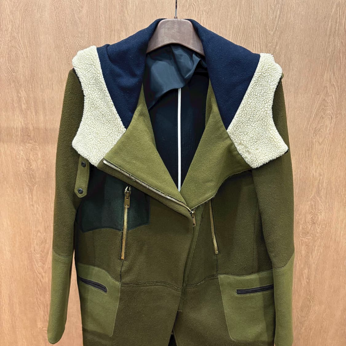 시스템 울 믹스 후드 집업 코트 사선 지퍼 블록 패치워크 디테일 카키 상품이미지4