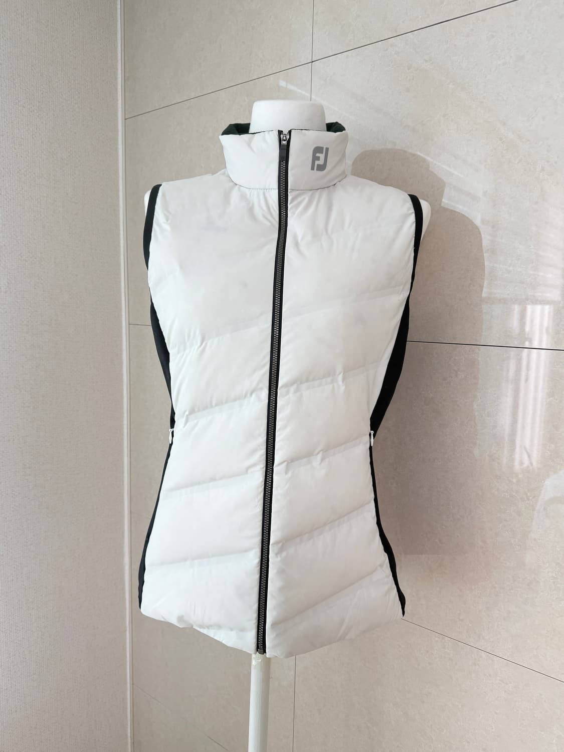 풋조이 FJ 화이트 구스다운 패딩 조끼 S 상품이미지1