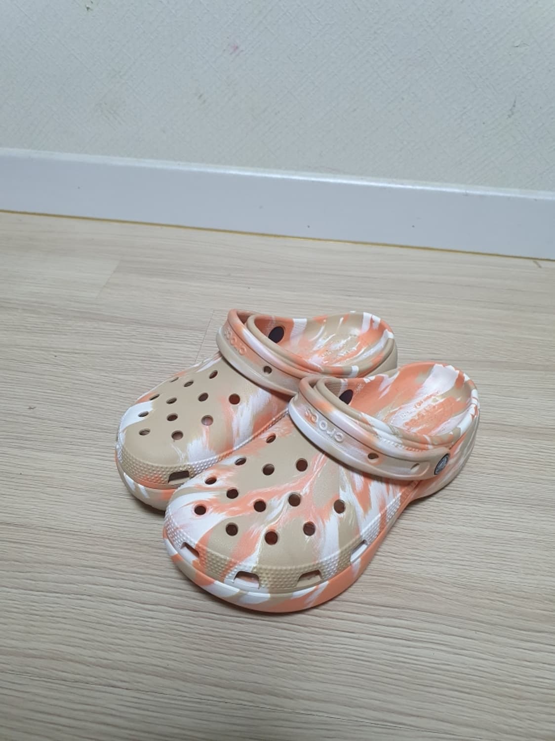 크록스 클래식 플랫폼 마블 클로그 240 상품이미지4