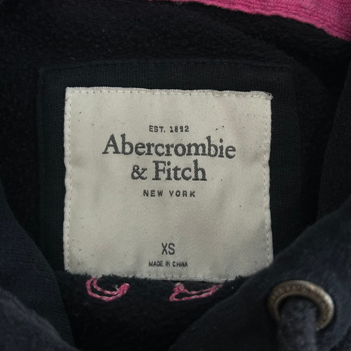 Abercrombie 아베크롬비 핑크 스펠아웃 로고 블랙후드티  Pric 상품이미지5