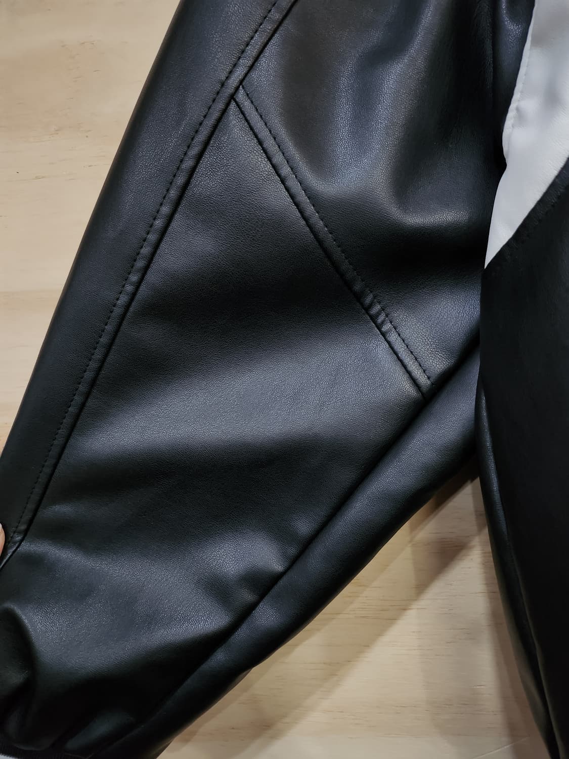 1049) 스탠다드에러 파이핑 카라 바시티 비건레더 자켓 상품이미지6