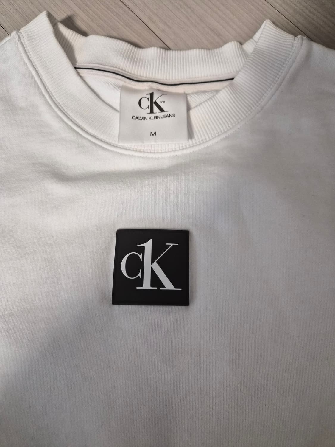 캘빈클라인의 백프린팅 포인트 화이트 맨투맨 티셔츠 상품이미지2