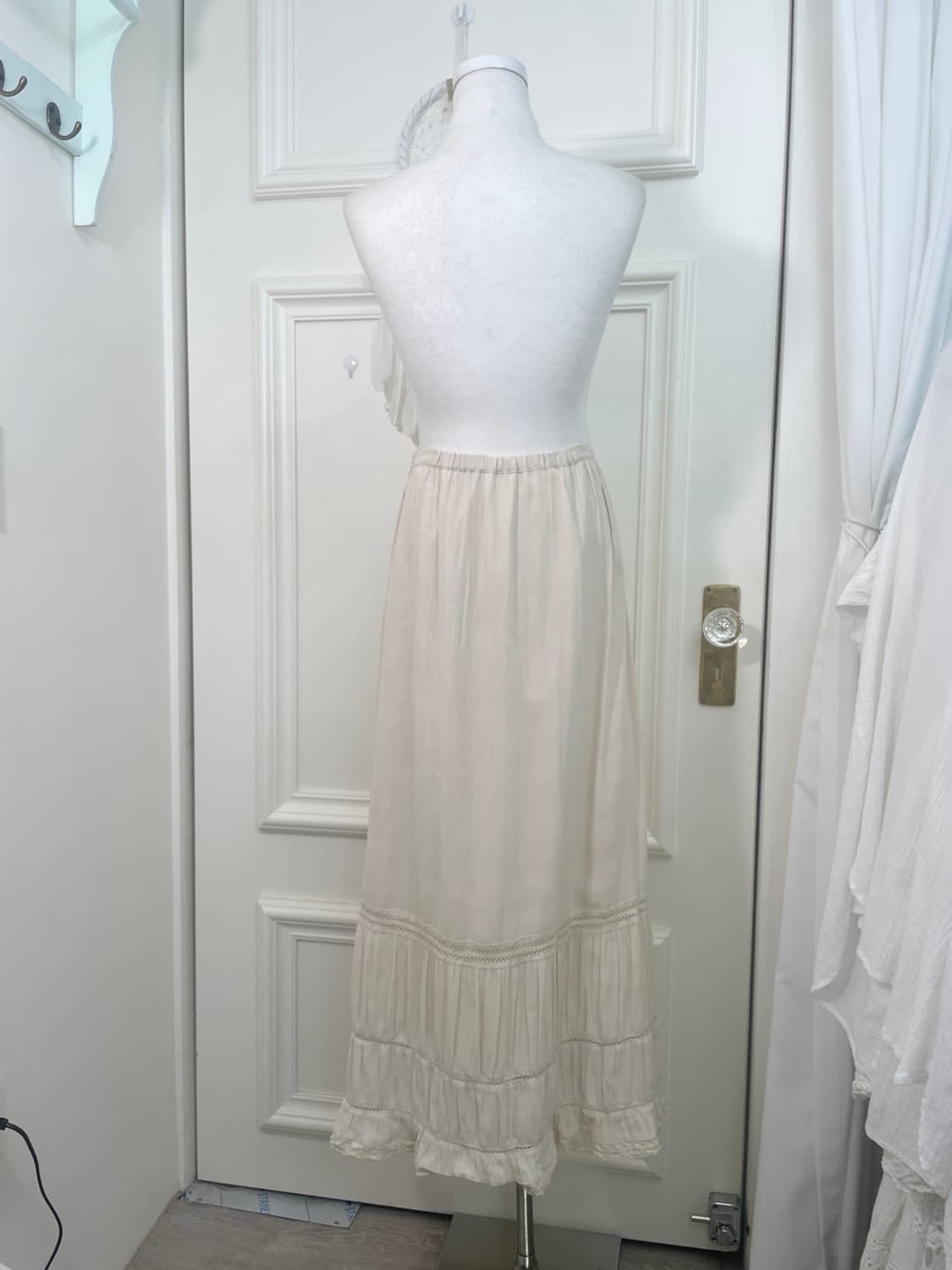 beige lace trim mori long skirt(size-38) 상품이미지3