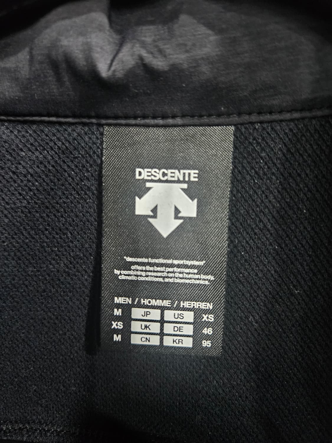 데상트 블랙컬러 남성 세미오버핏 95 후드 집업자켓  상품이미지3