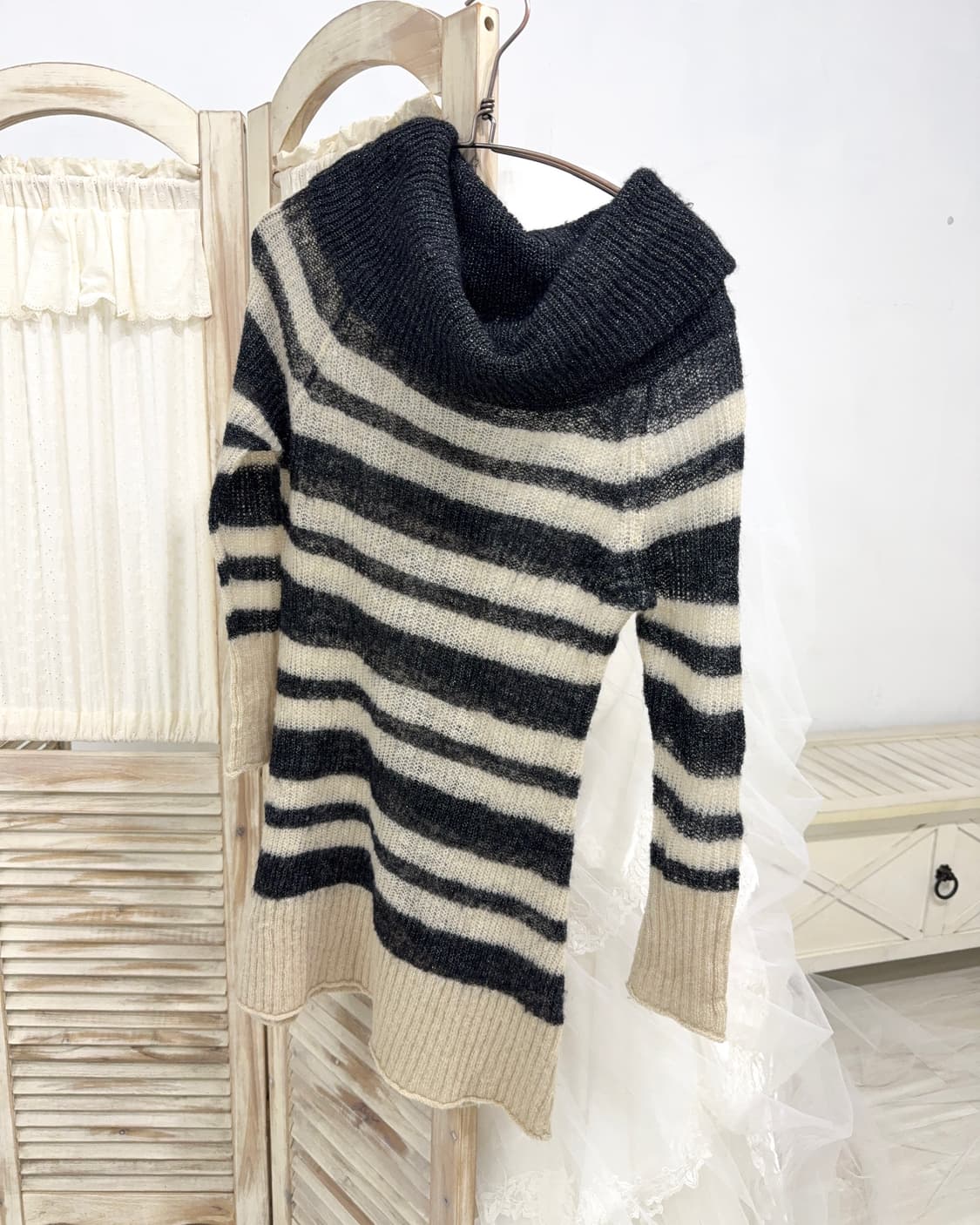 Black and ivory stripe off shoulder knit 상품이미지7