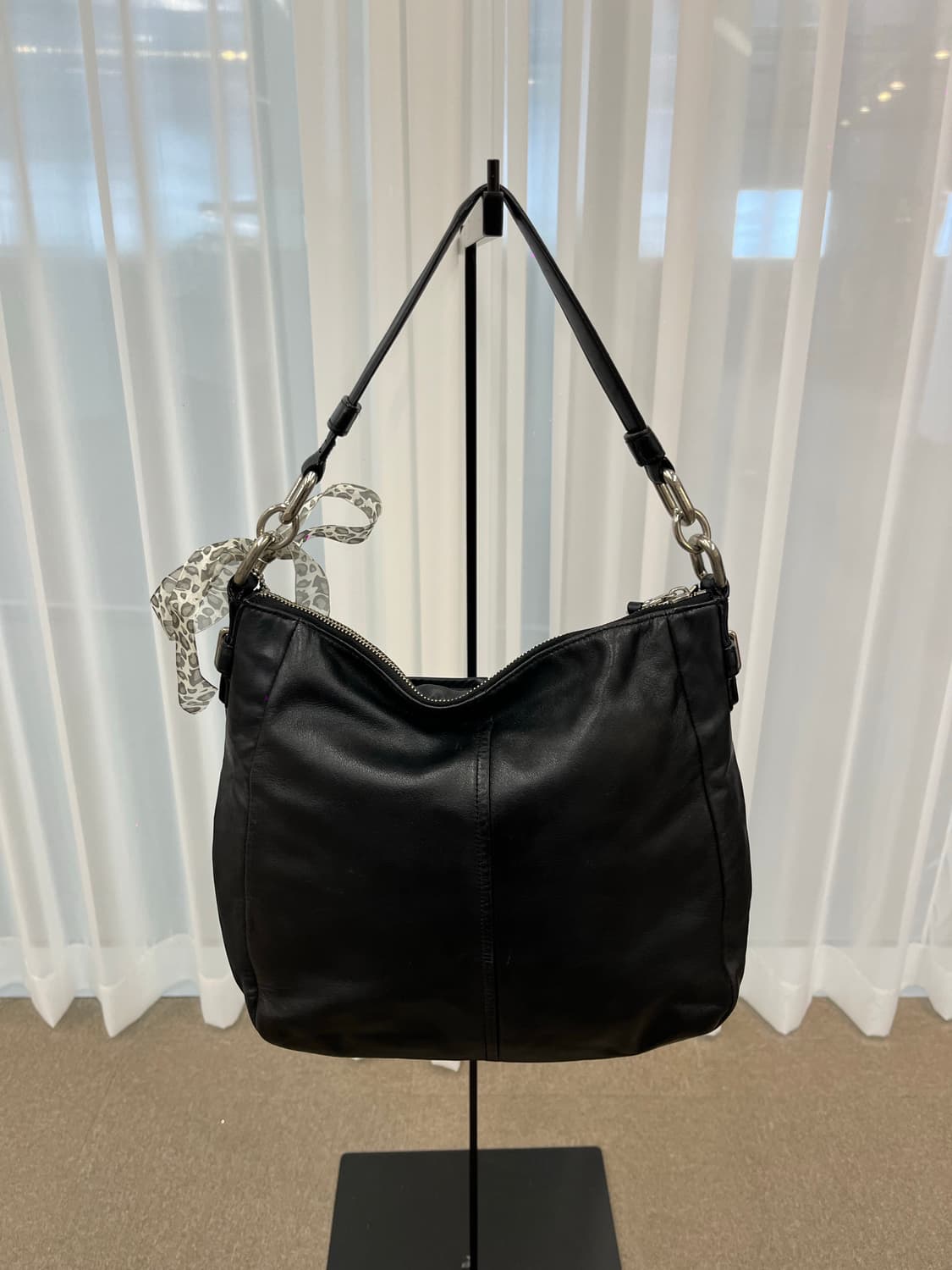Coach Black Paper Shoulder Bag 상품이미지4