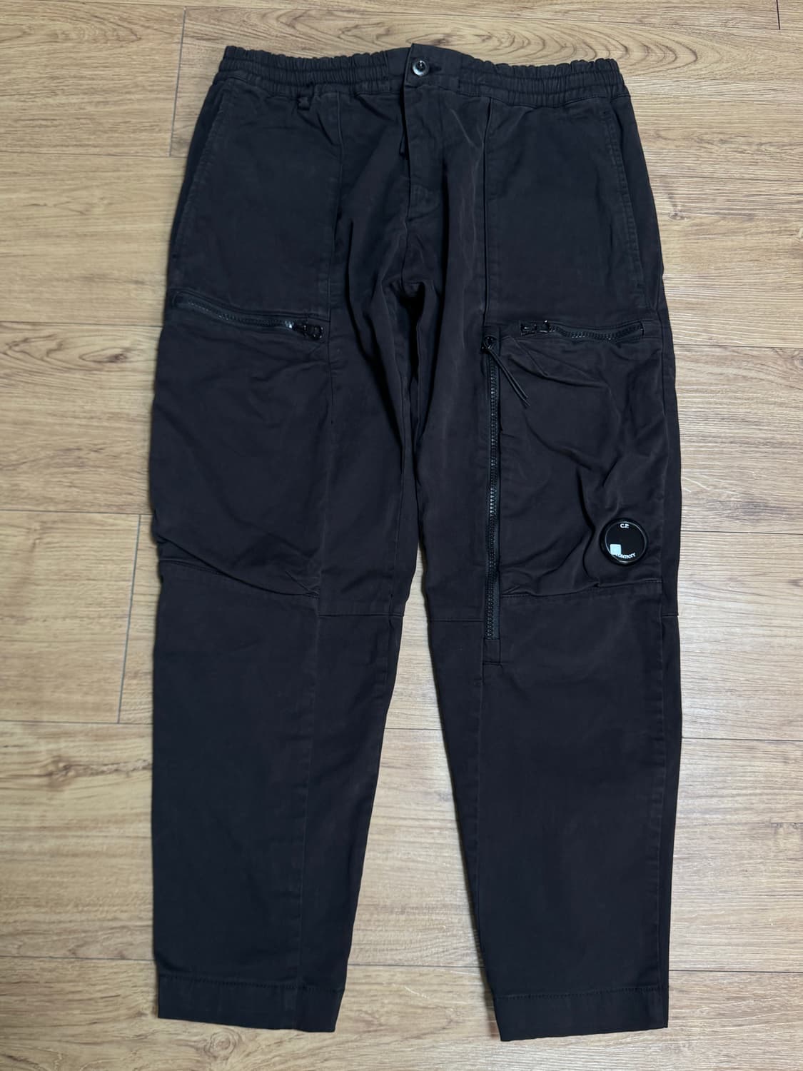 [48]CP 컴퍼니 렌즈 디테일 카고 코튼 팬츠 상품이미지1