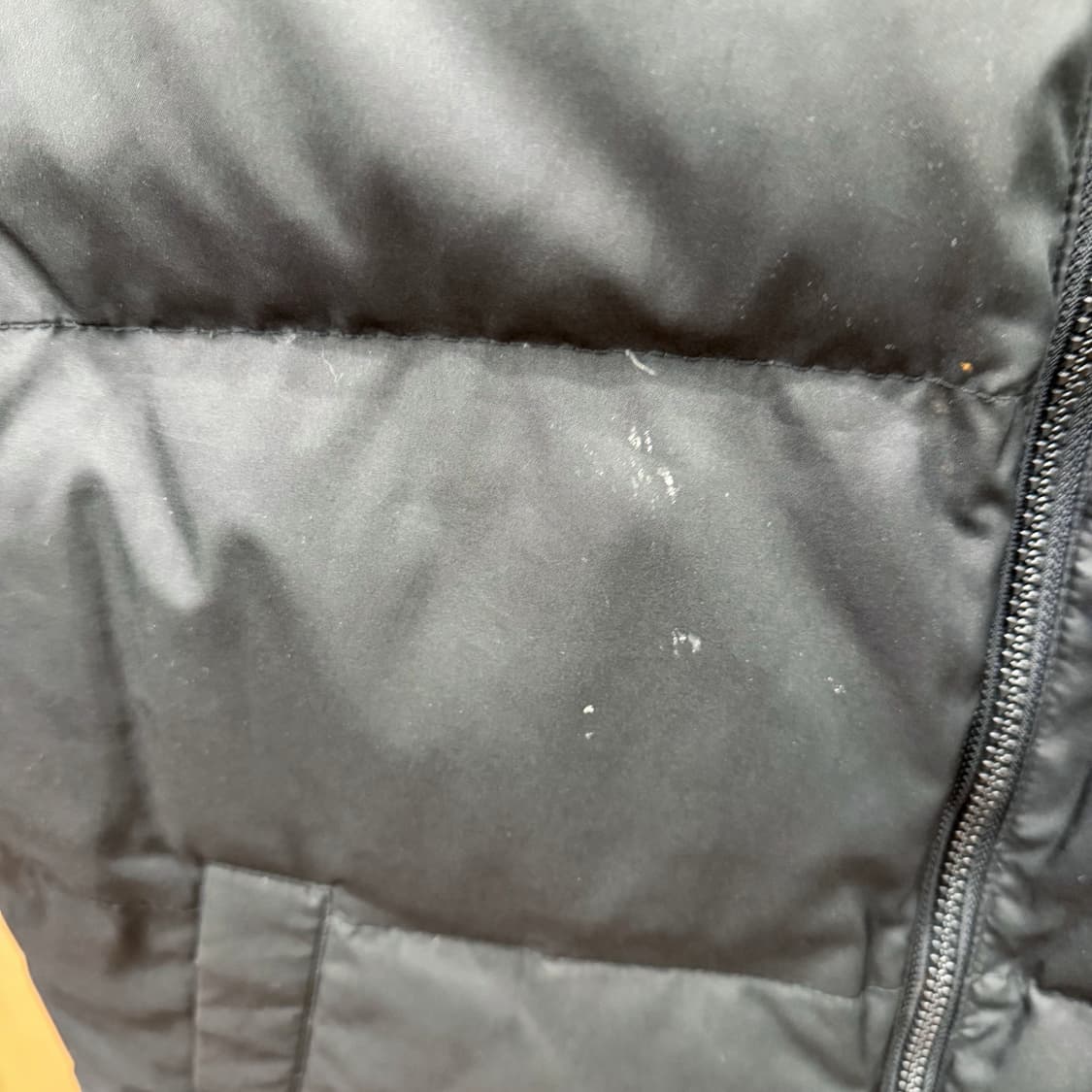 입생로랑 리버시블 패딩 베스트 솔리드 블랙 체크 패턴 로고 디테일 블랙 상품이미지10