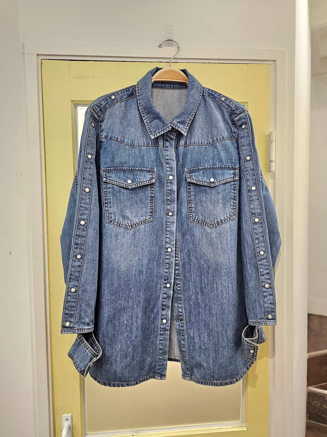 워싱 소매 절개 데님셔츠 상품이미지1