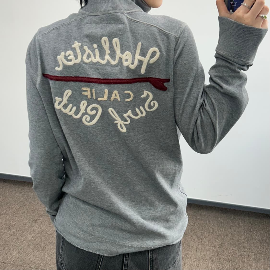 Hollister 홀리스터 하이넥 백포인트 자수 그레이 롱슬리브 상품이미지3