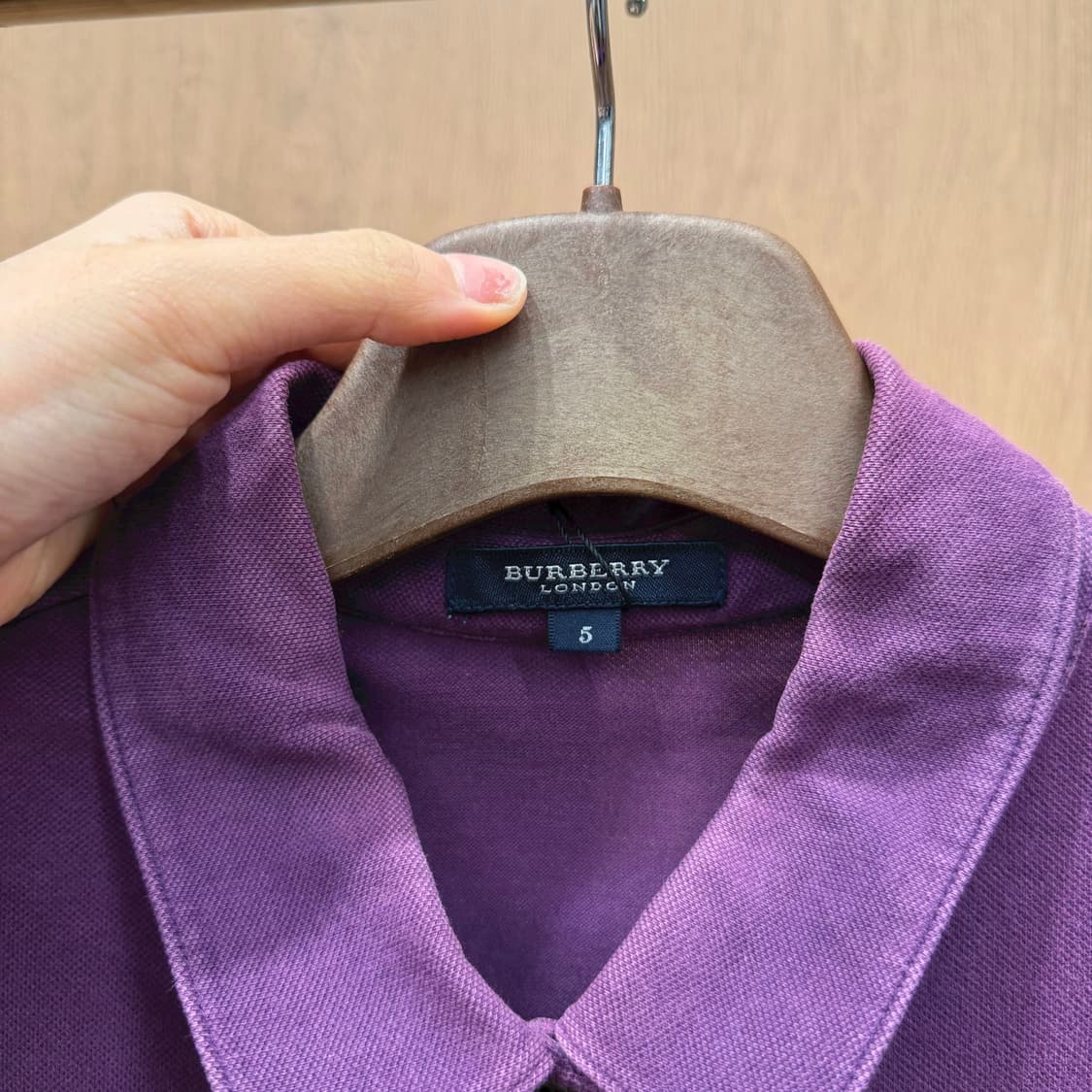 버버리 런던 코튼 반팔 티셔츠 카라넥 퍼프 숄더 로고 자수 디테일 퍼플 상품이미지7