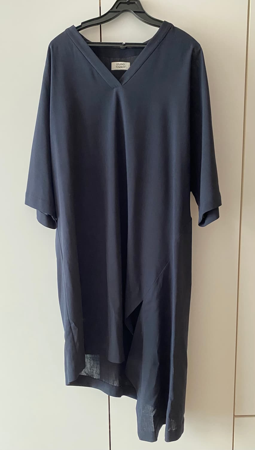 [스튜디오톰보이] 브이넥 비대칭 원피스 (다크네이비/Free) 상품이미지1