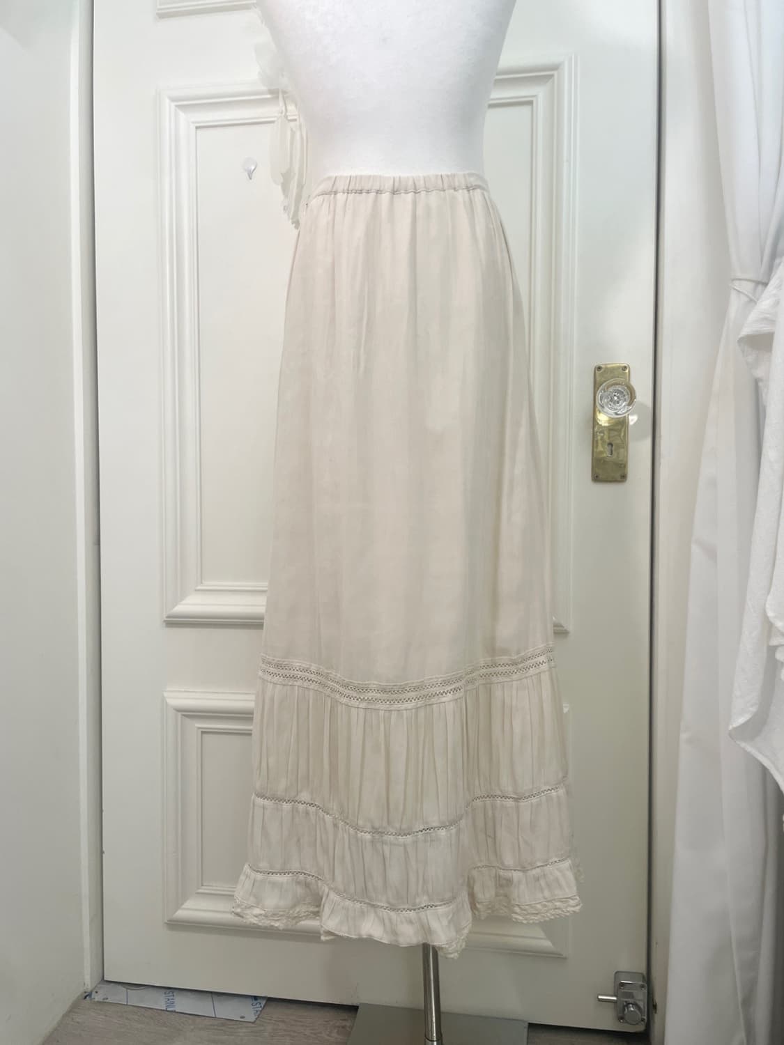 beige lace trim mori long skirt(size-38) 상품이미지4