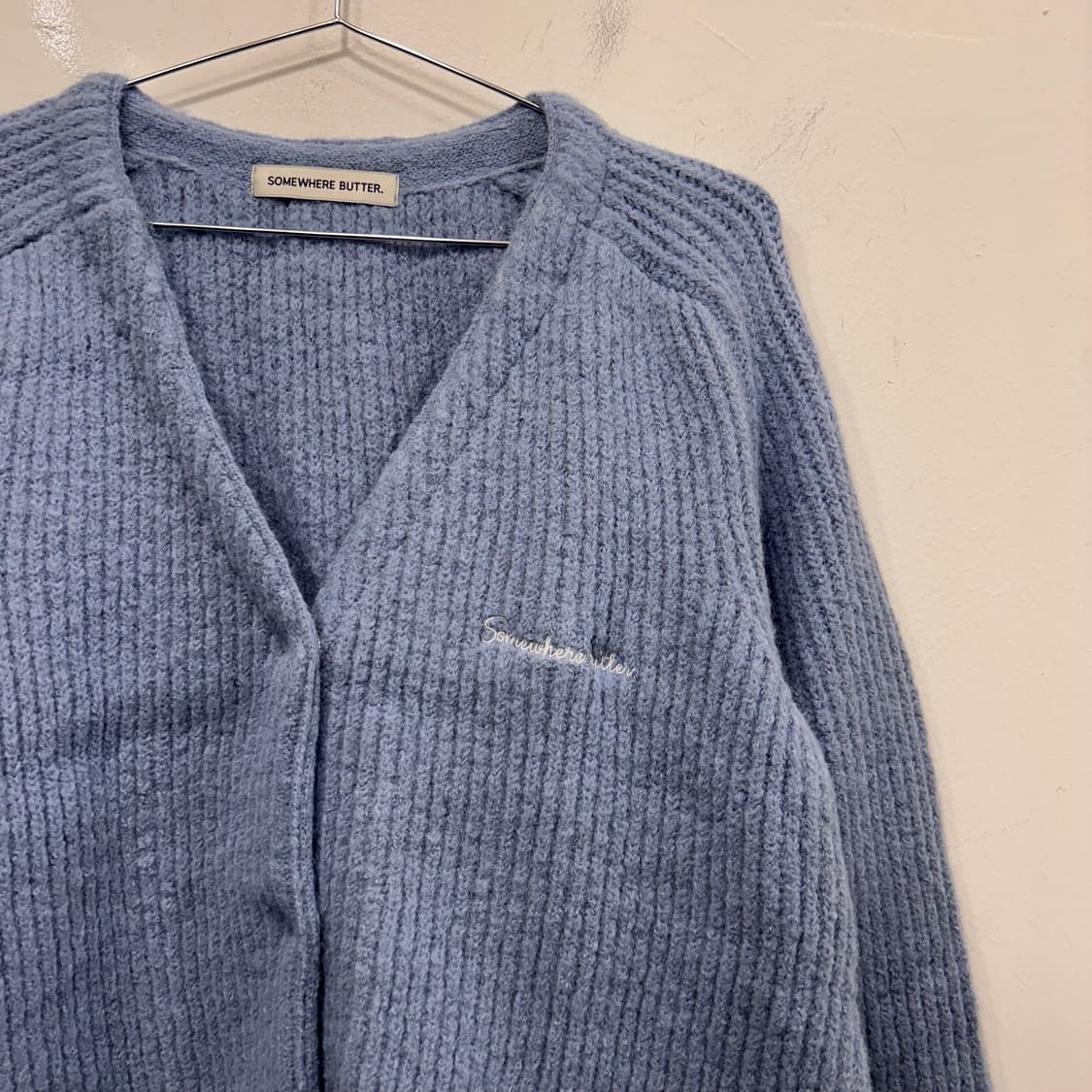SOMEWHERE BUTTER 부클 버튼 브이넥 가디건 상품이미지1