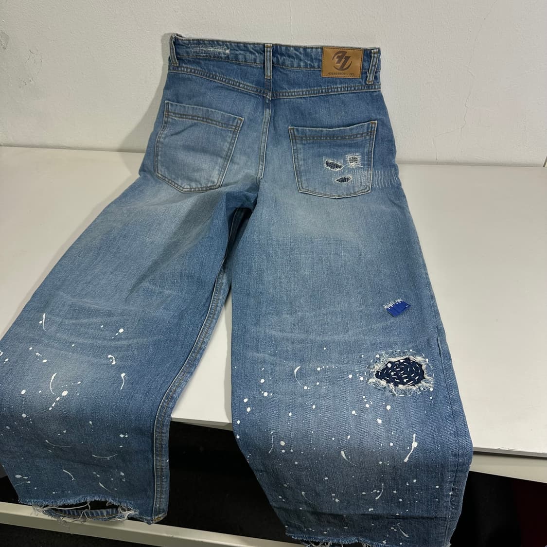 36 아더에러 X 자라 자더에러 연청 패치워크 페인트 데님팬츠 상품이미지6