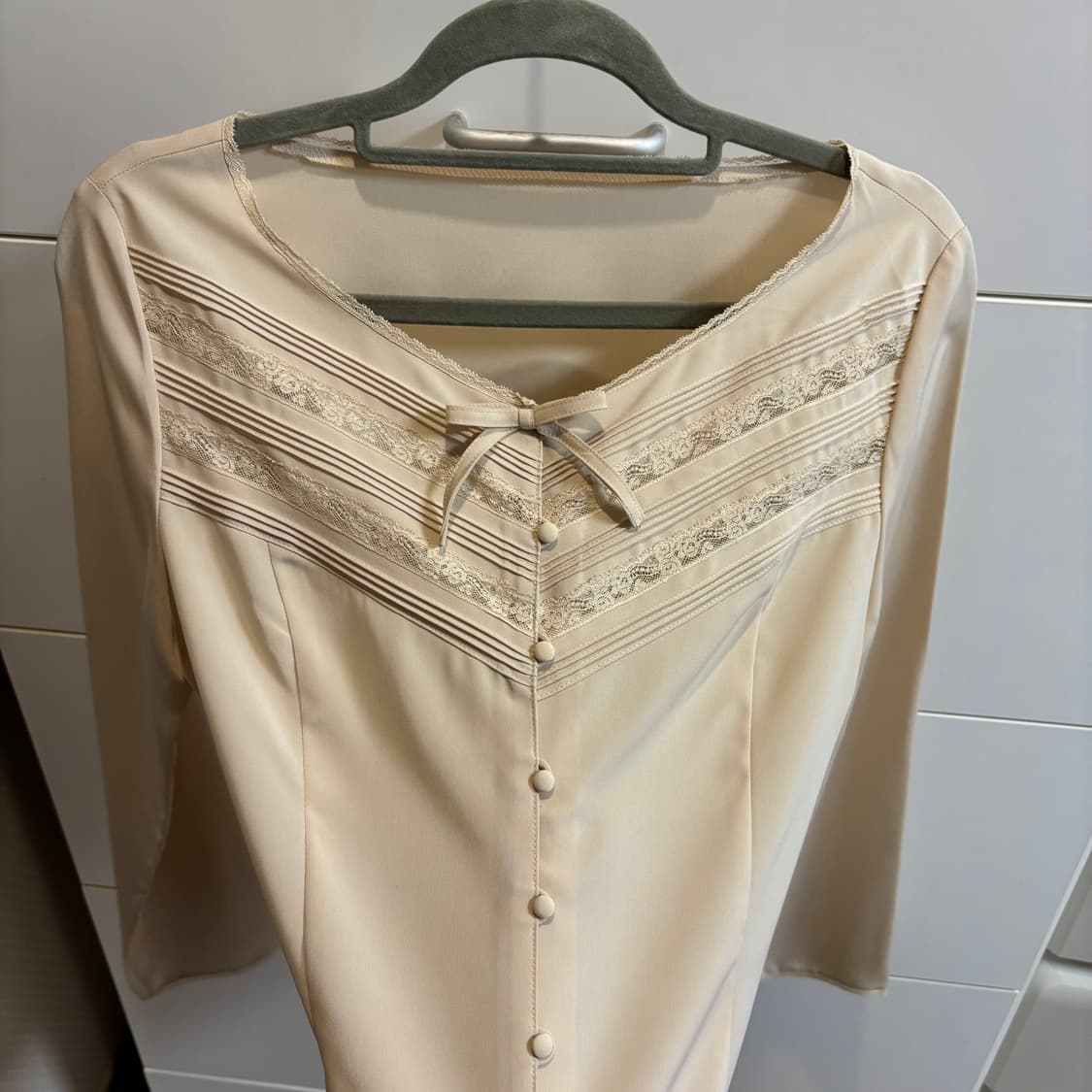 ketty 베이지 실크st 레이스 장식 블라우스 상품이미지4