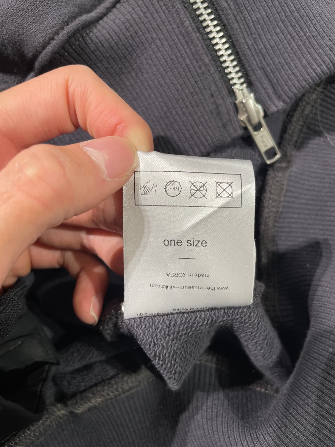 더 뮤지엄 비지터 차콜 하트 하프 엠블럼 후디 집업 상품이미지9