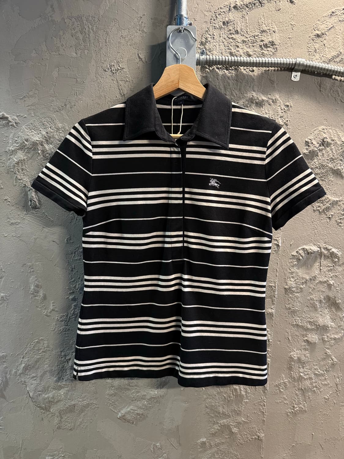 2 버버리BURBERRY 런던 스트라이프 반팔 집업 카라티 블랙 상품이미지1