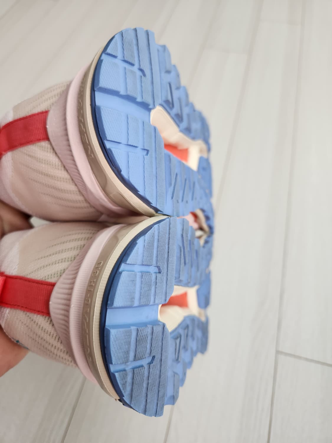 네파 다이얼 트레킹화 등산화 하이플로우 고어텍스 245

등산화/트레킹화 상품이미지7