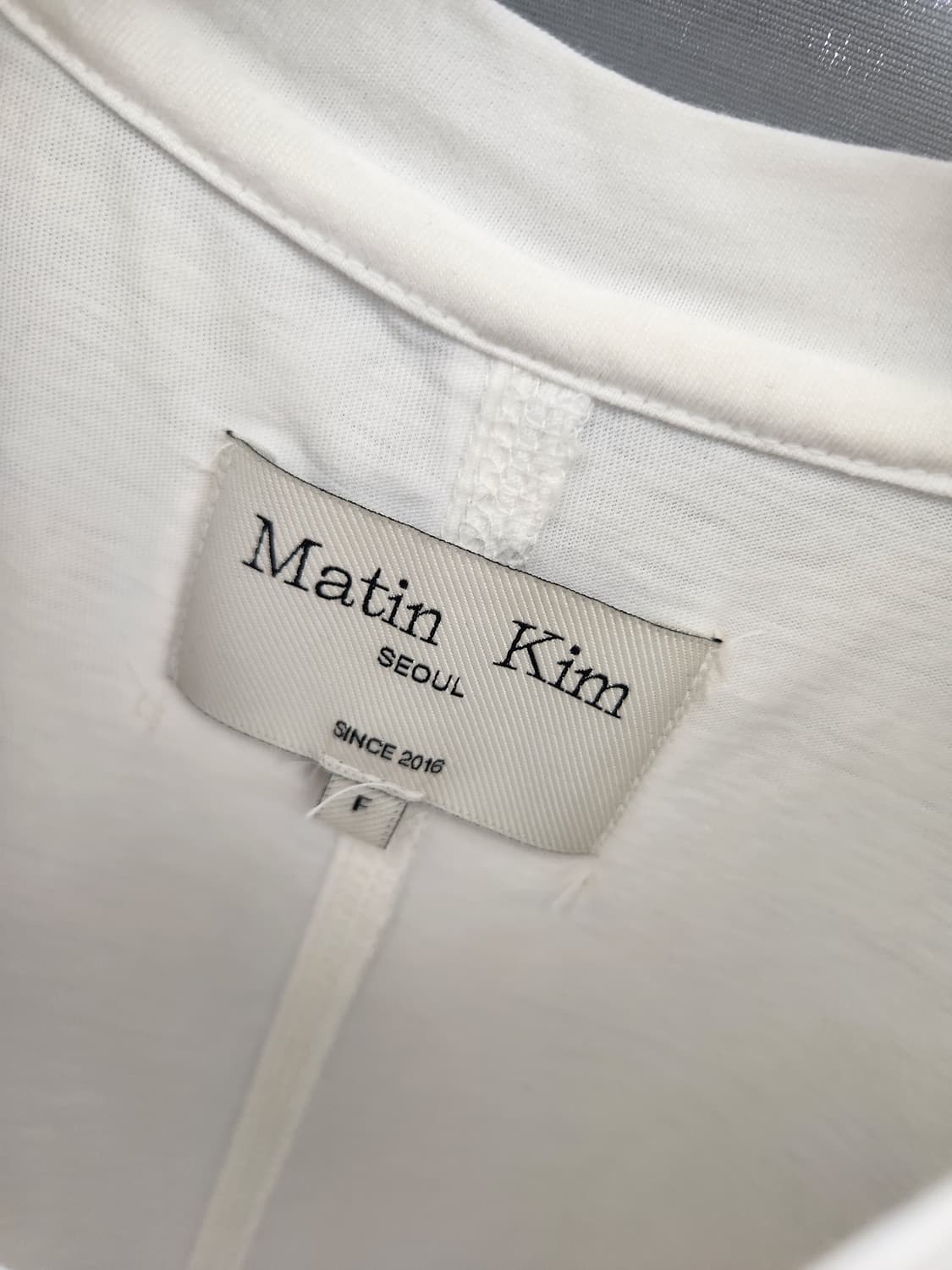 마뗑킴(Matin Kim) 로고 스티치 패치 반팔 티셔츠 23년11월 상품이미지4