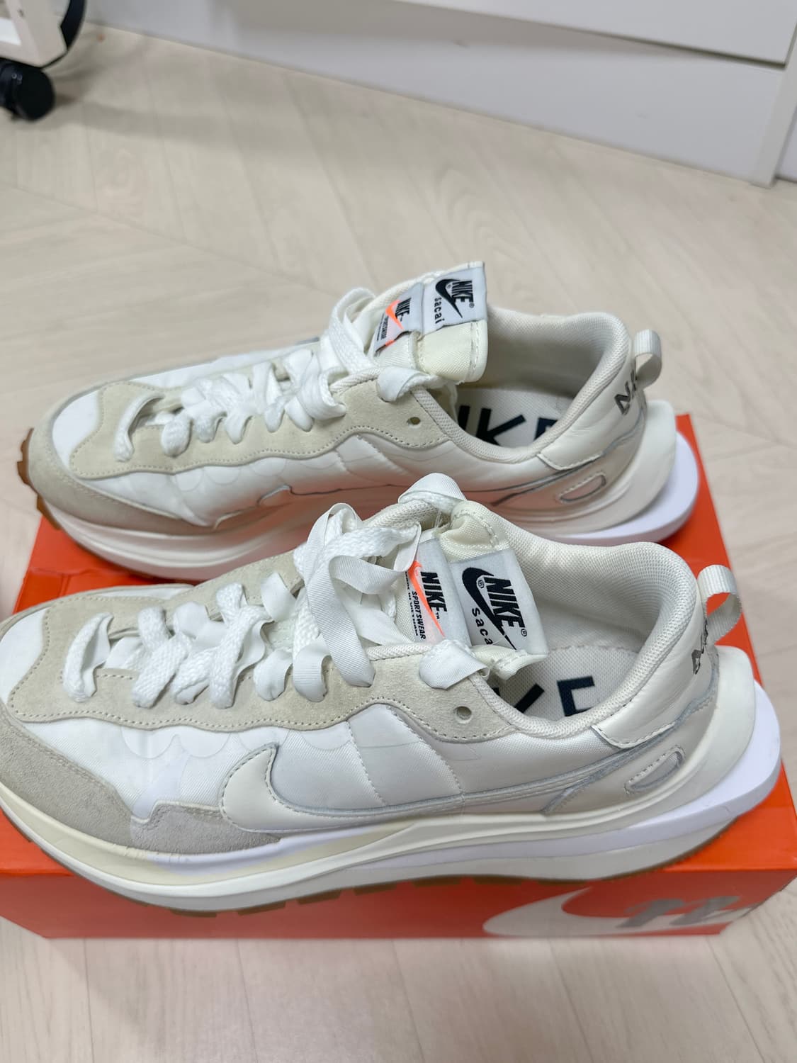 나이키 x 사카이 베이퍼와플 화이트 앤 검-270 상품이미지5