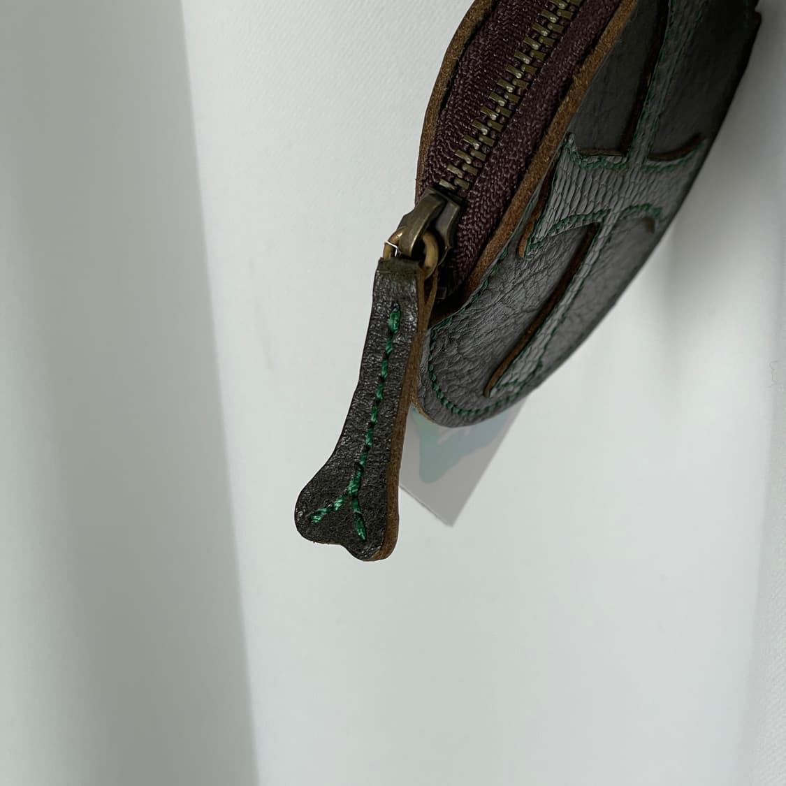 AND MEAT 다크그린 크로스 패치드 코인 펄스 | 후루츠패밀리