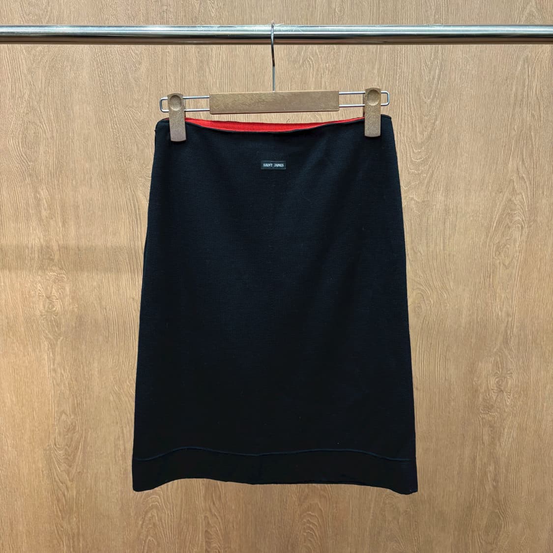 세인트 제임스 미디 스커트 사이드 버튼 레드 닻 디테일 블랙 상품이미지3