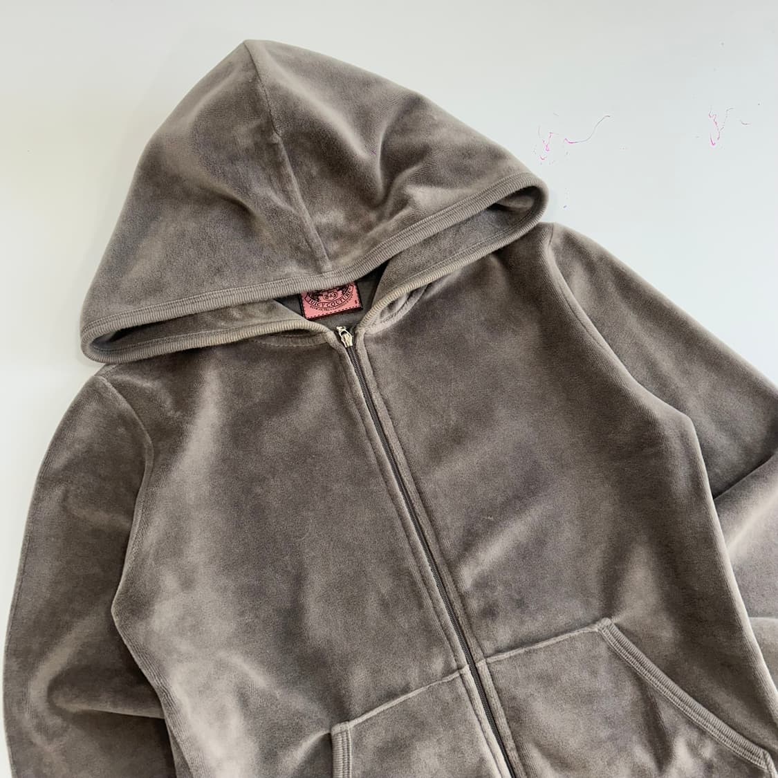 Juicy coutrue 쥬시꾸뛰르 백프린팅 그레이 벨벳 후드집업   상품이미지4