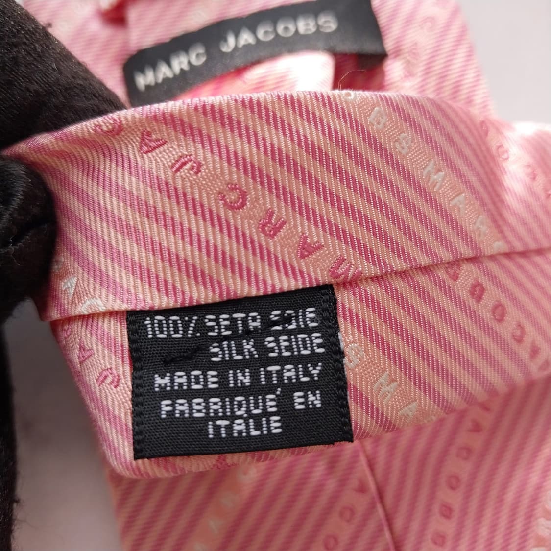 마크제이콥스 실크 스트라이프 로고 패턴 넥타이 9cm A+등급 K2302 상품이미지10