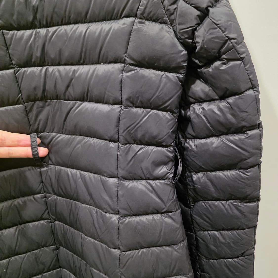 게스(GUESS) 경량 덕다운 롱패딩 상품이미지5