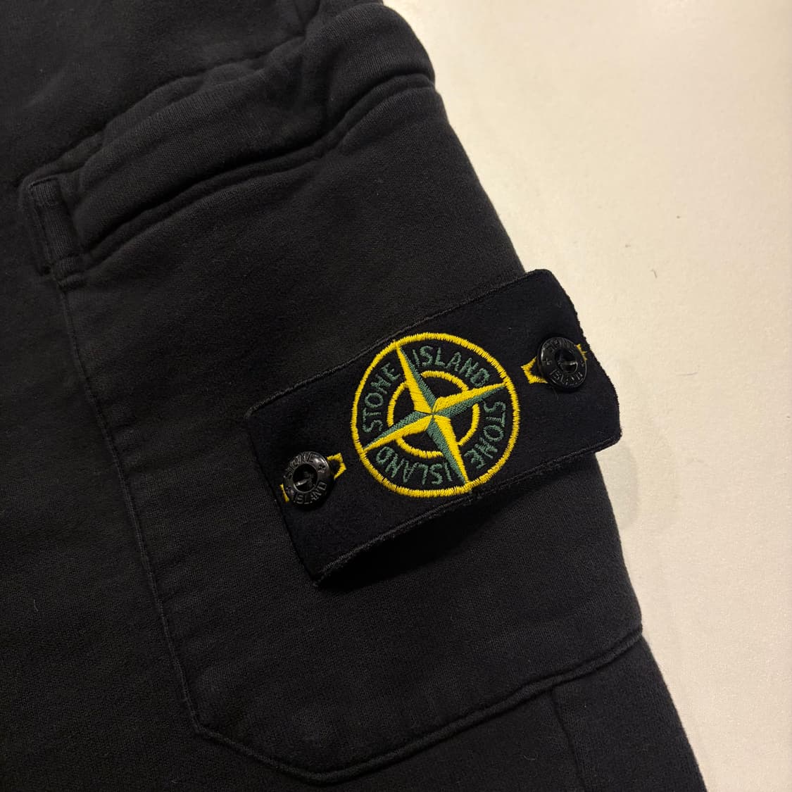 [S] 스톤아일랜드 와펜 블랙 카고 조거팬츠 D143 상품이미지4