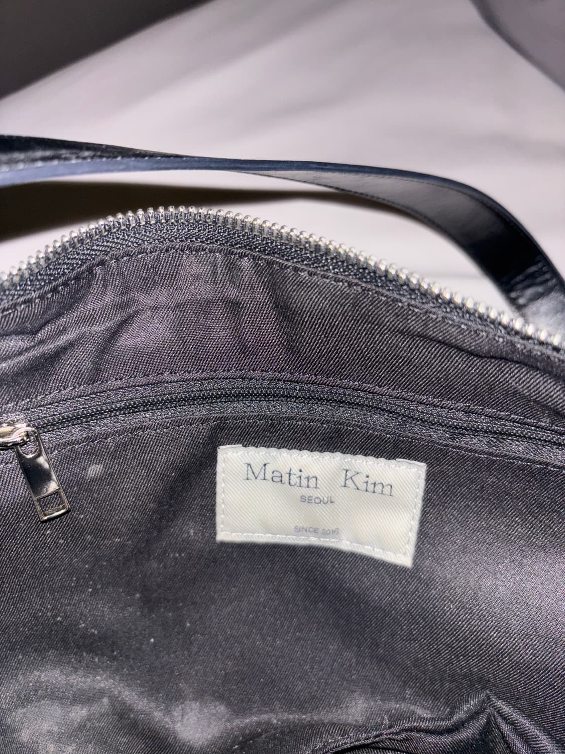 마뗑킴 하프 셔링 리본 라운드백 블랙 상품이미지4