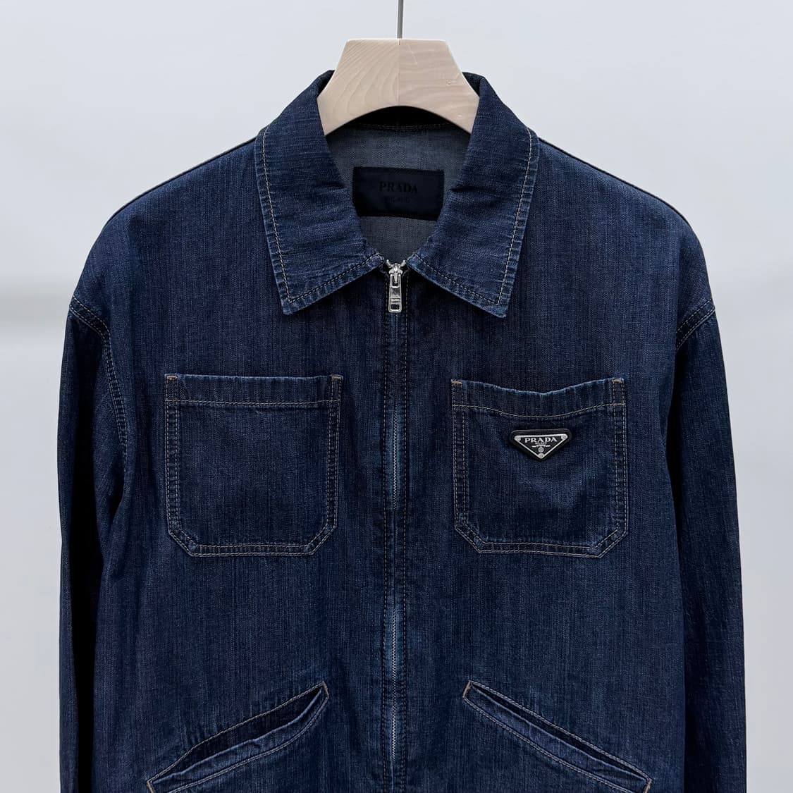 [S급/L] 프라다 삼각로고 라이트 데님 블루종 청자켓 상품이미지3