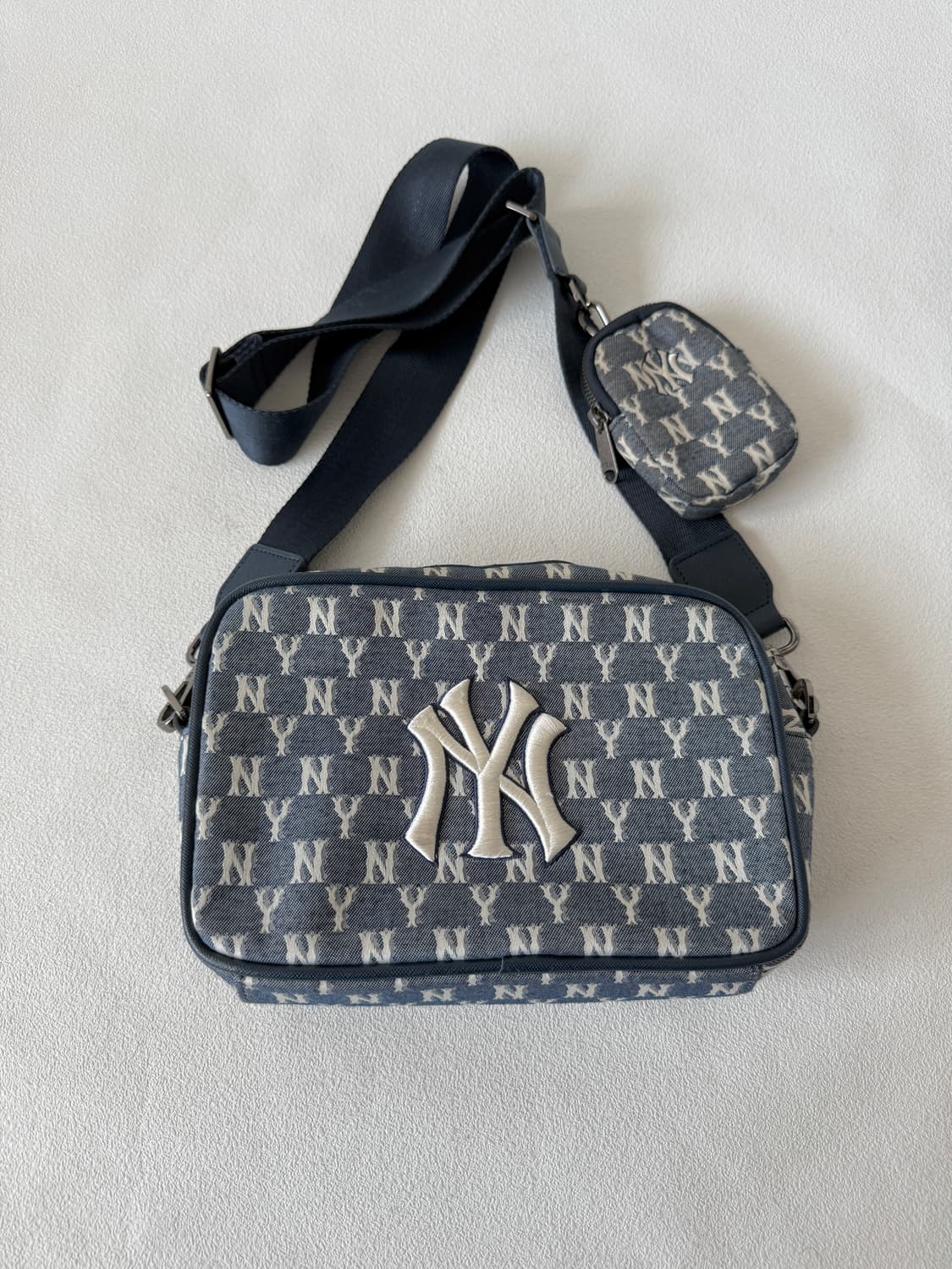 엠엘비(MLB) NY 모노그램 크로스백 상품이미지2