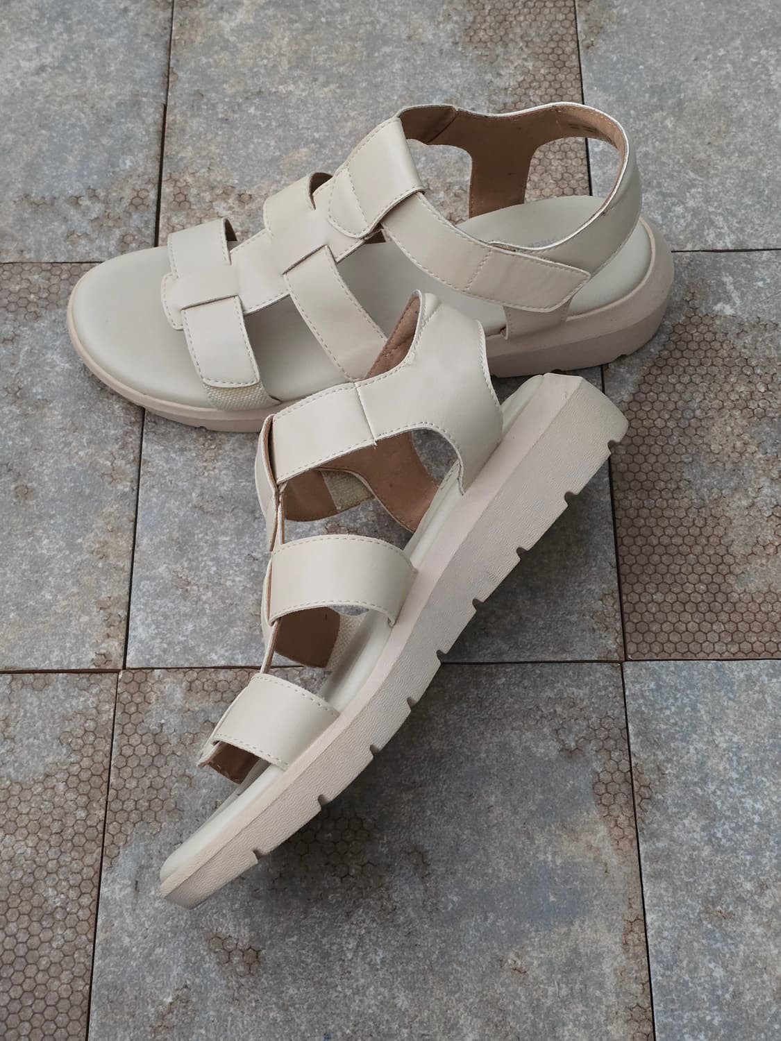 (240)락포트 애비 t 스트랩 샌들 상품이미지5