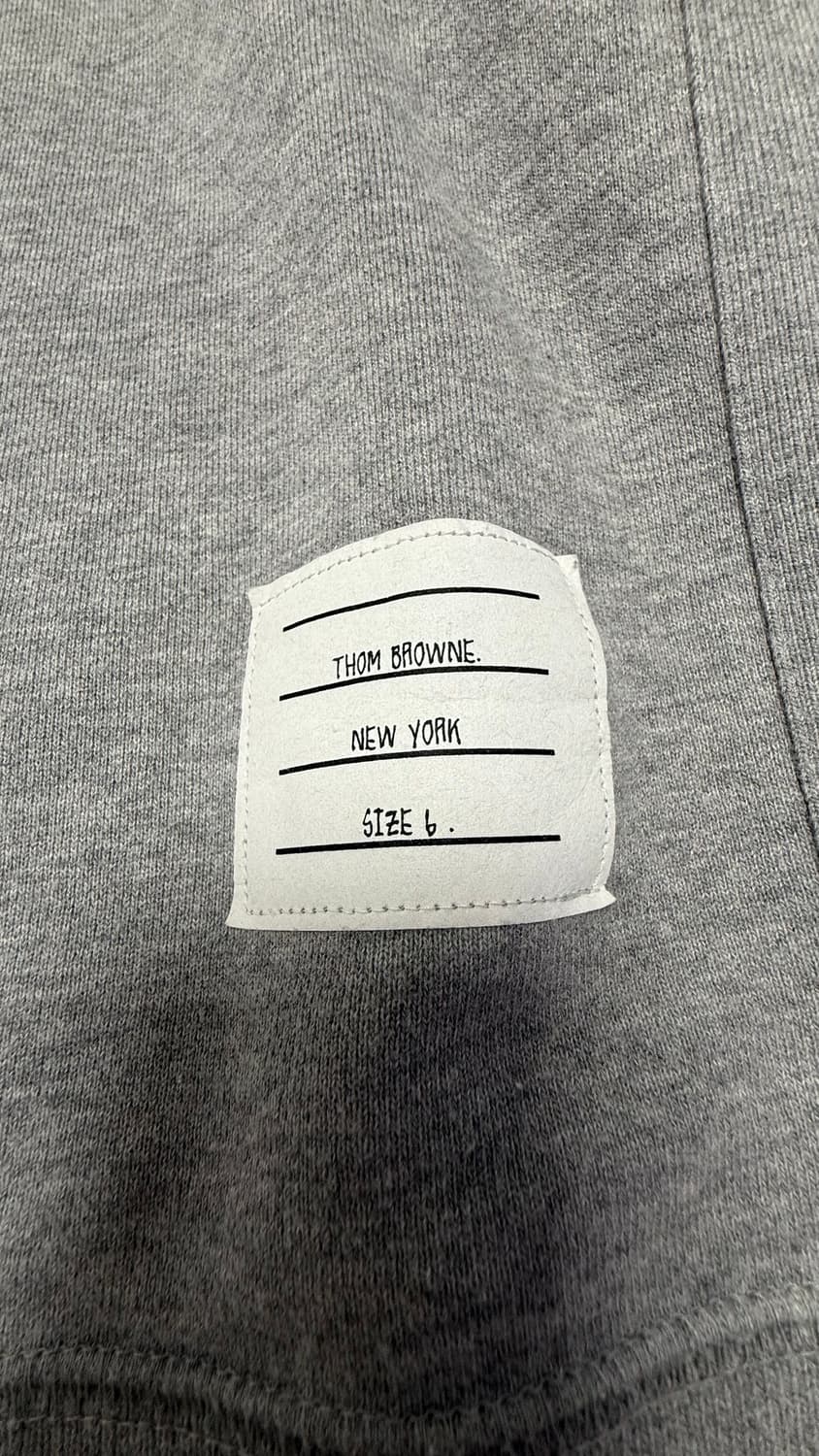 [6] 톰브라운 사선완장 맨투맨 그레이 상품이미지2