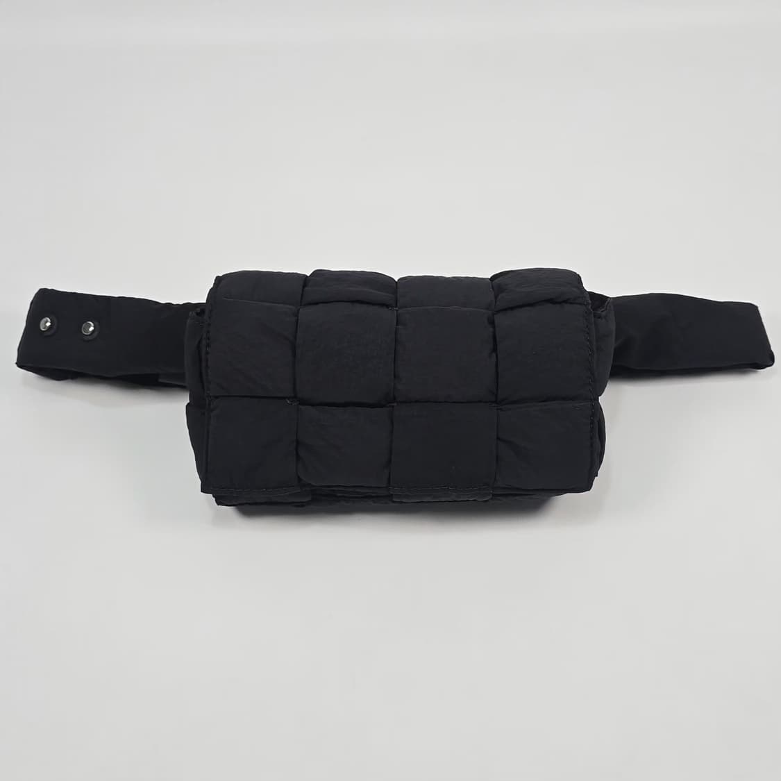 보테가베네타 패디드 테크 미니 카세트 벨트백 상품이미지2