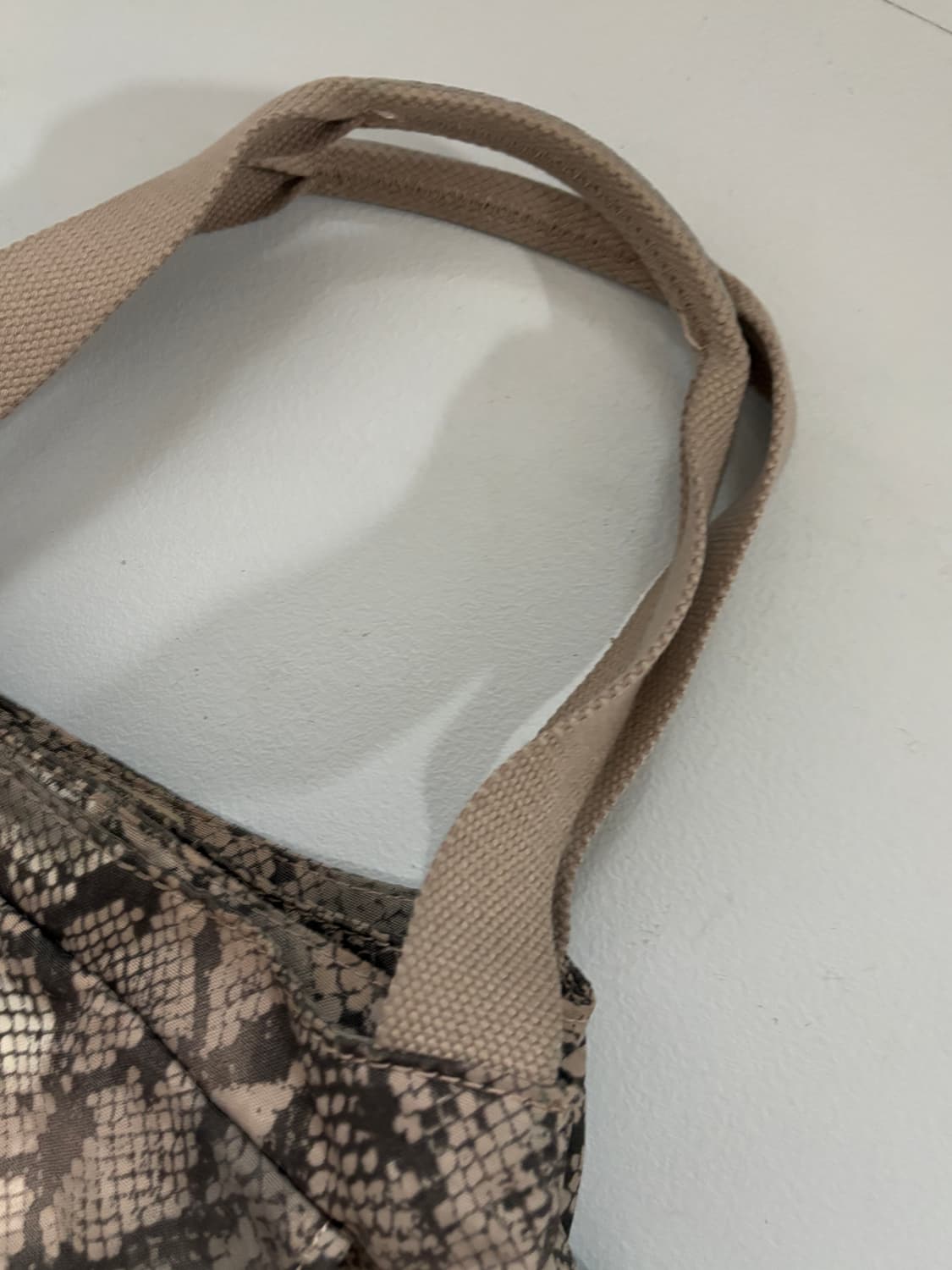 • Kipling snake pattern gray shoulder ba 상품이미지4