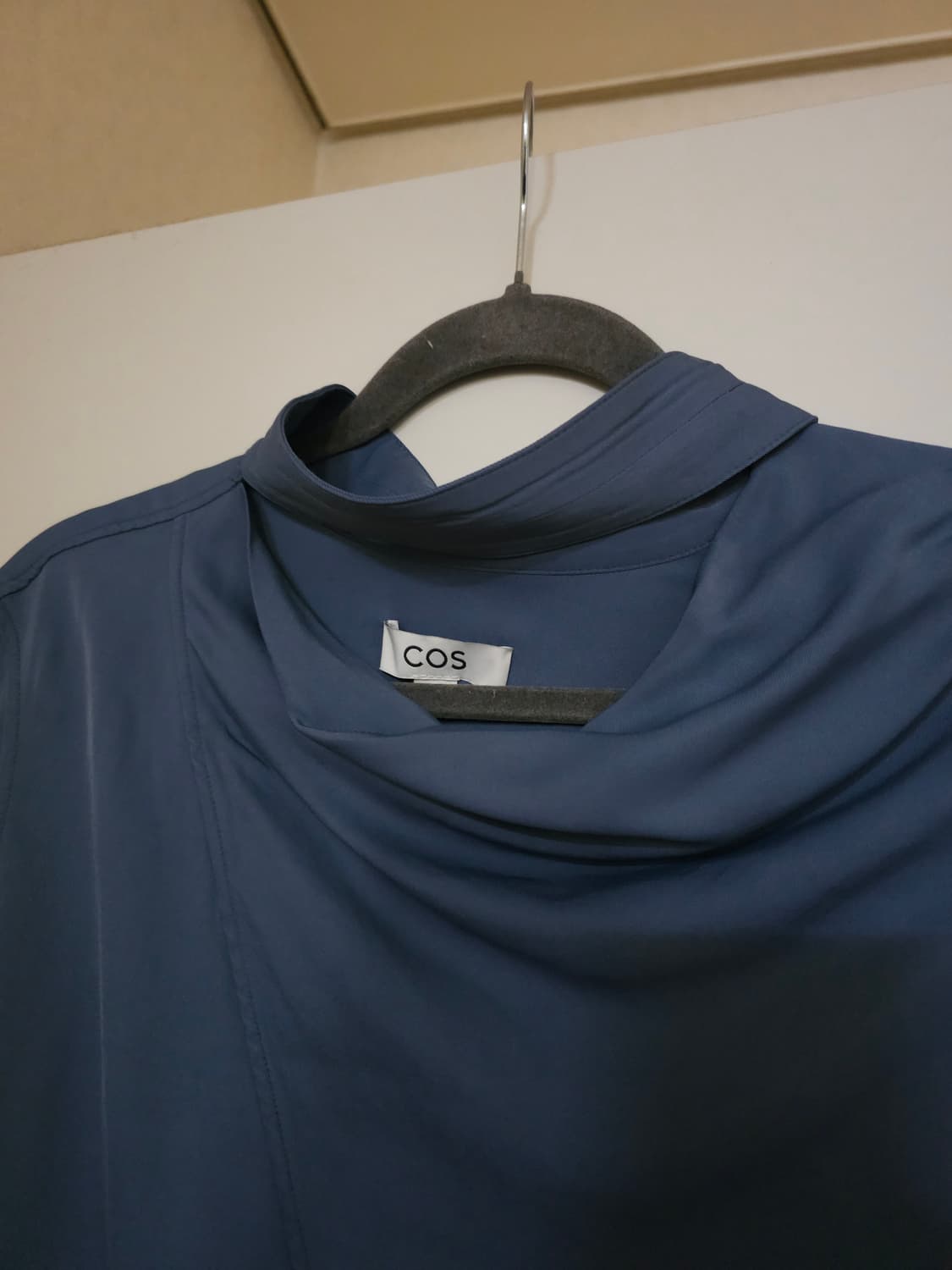 COS 코스 블루 드레이프 넥 블라우스 상품이미지2