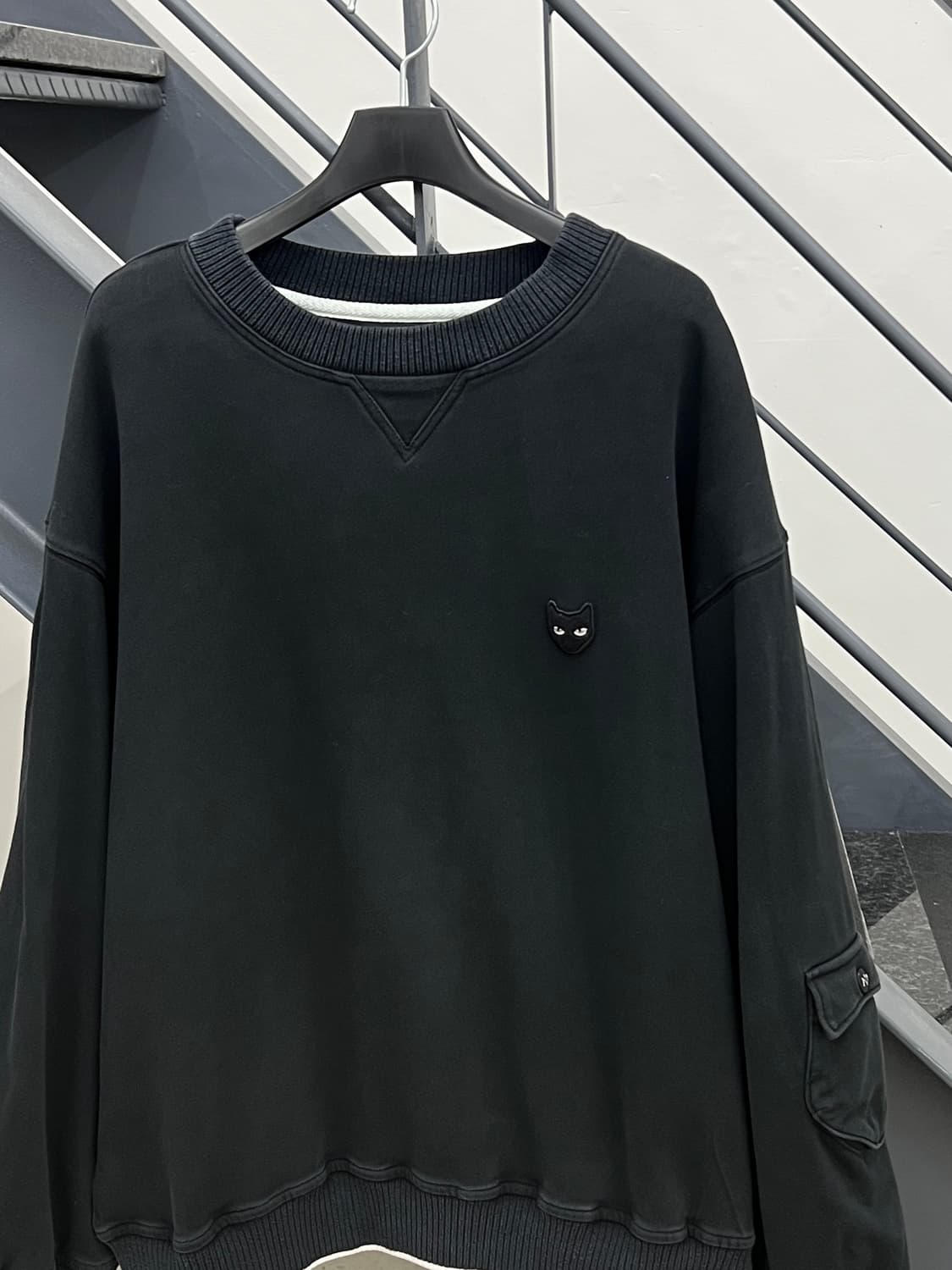 송지오 지제로 팬서 포켓 맨투맨 / 블랙 상품이미지3