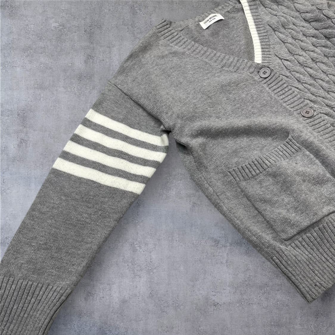 톰브라운 그레이 사선 케이블 브이넥 가디건 상품이미지4