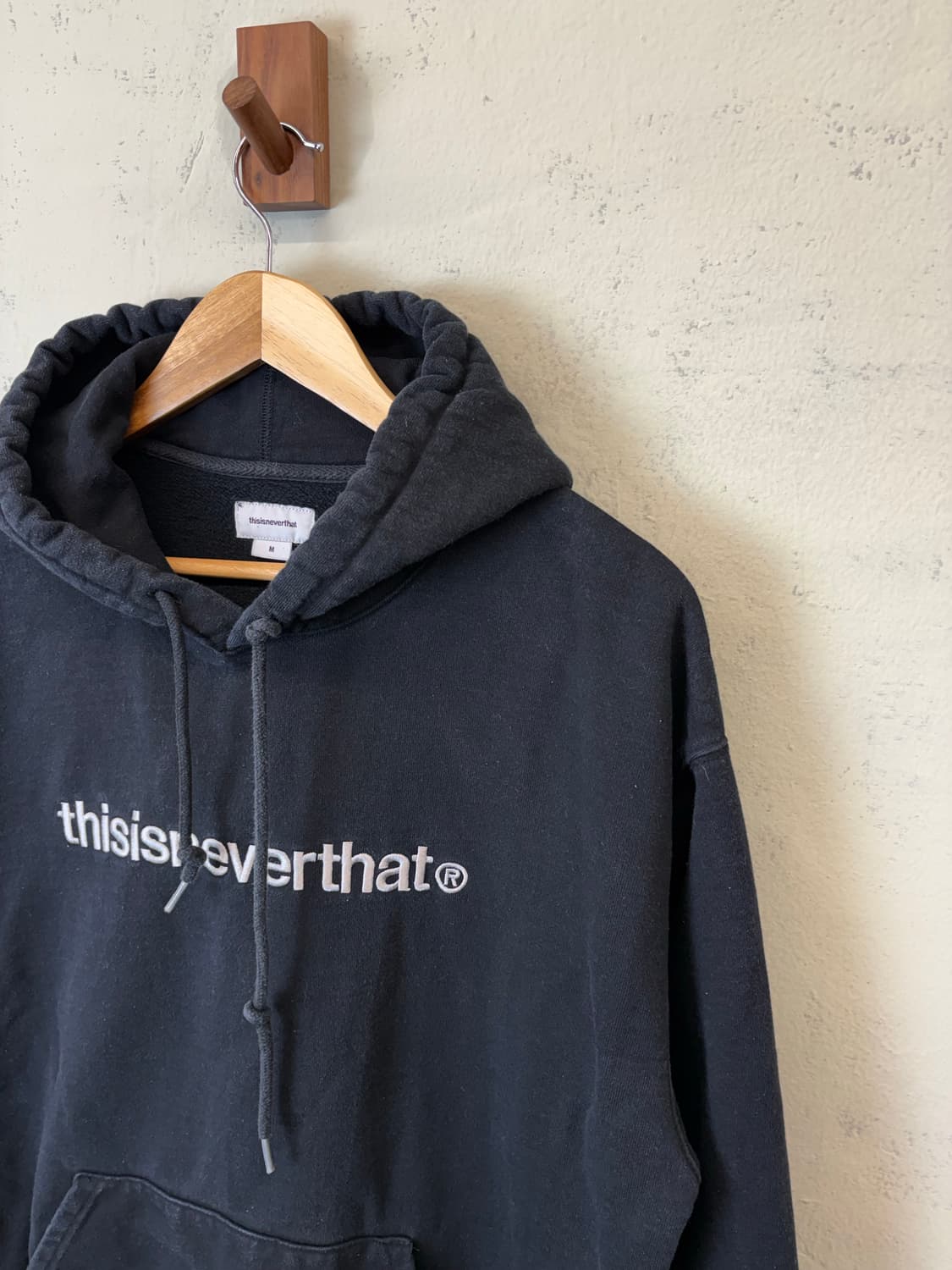 디스이즈네버댓 자수로고 후드티 블랙 상품이미지4