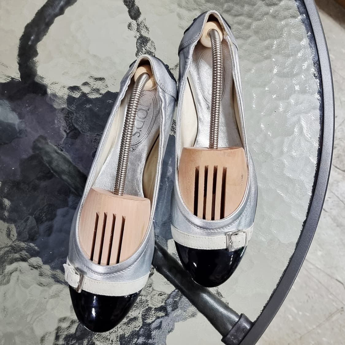 토즈 TOD'S 메탈릭실버 발레리나 드라이빙슈즈 (250/39) 상태최상 상품이미지1