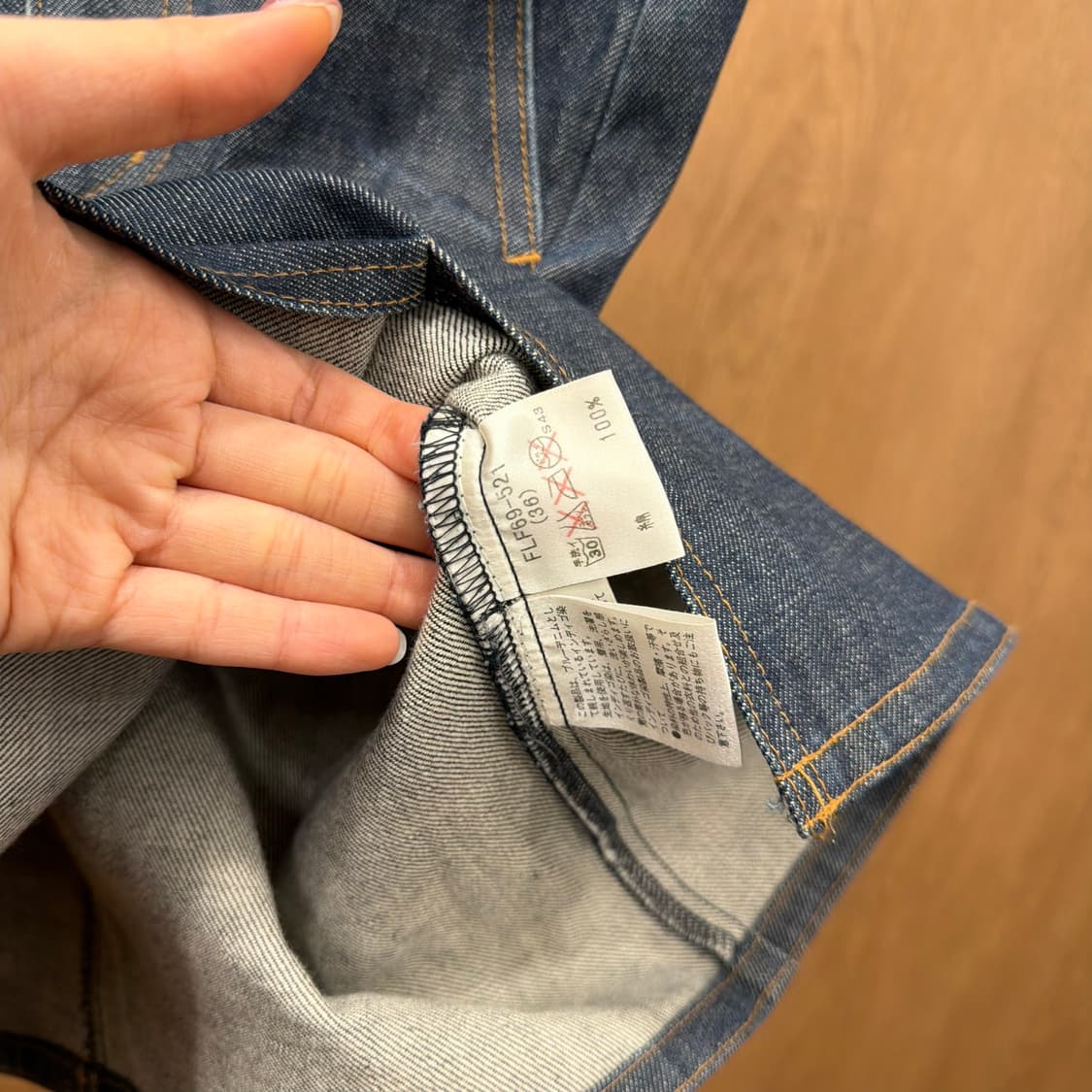 버버리 런던 데님 미디 스커트 프론트 슬릿 스티치 디테일 H라인 흑청 상품이미지7