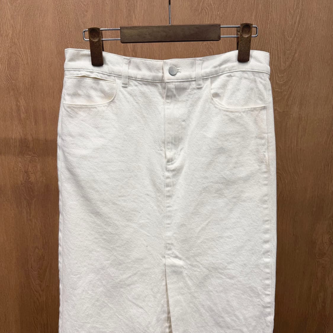 코스 미디 스커트 사이드 포켓 히든 집업 밑단 트임 디테일 아이보리 상품이미지4