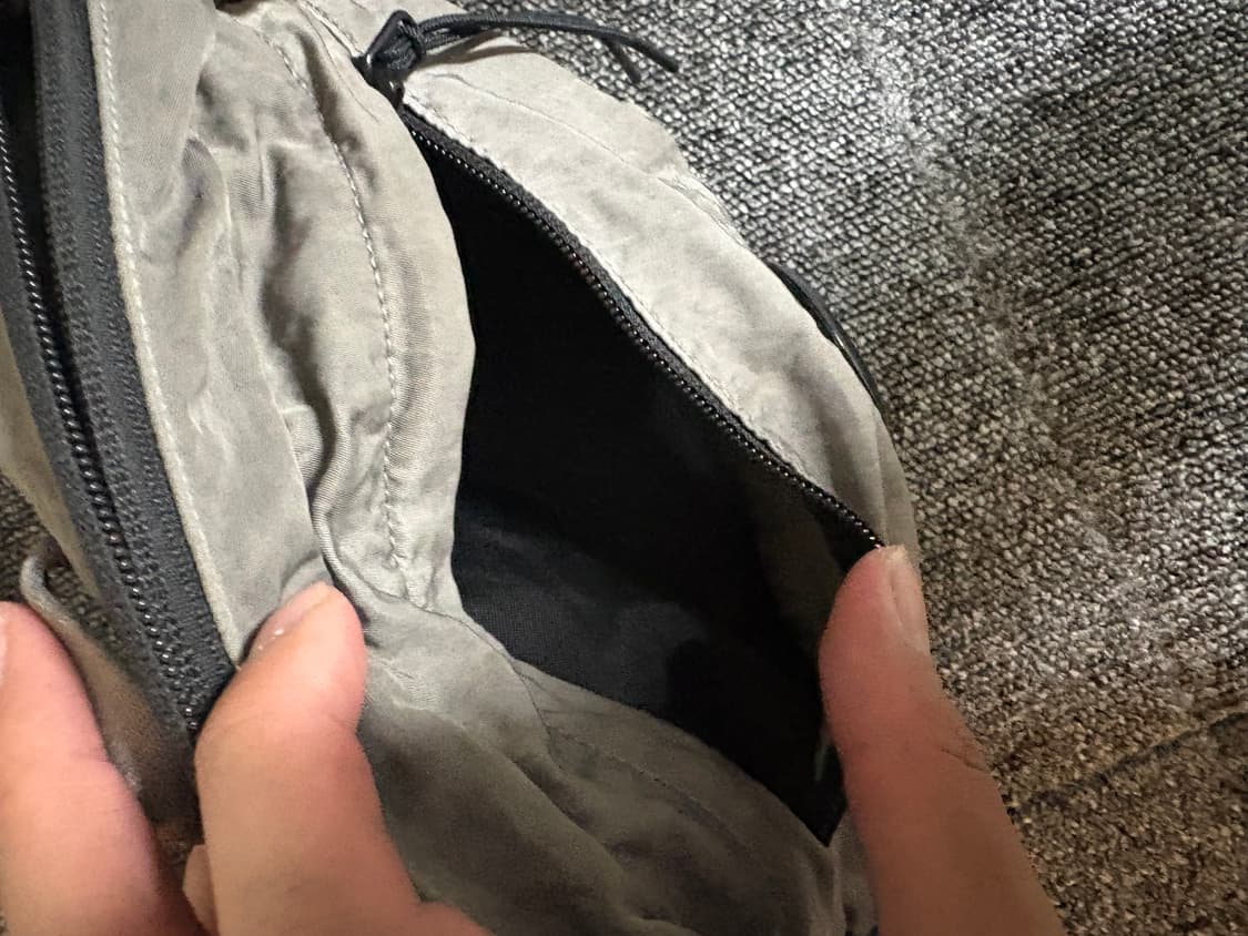 CP컴퍼니 나일론 B 크로스바디 팩 실버 상품이미지3